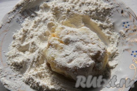 Формируем из готовой массы  оладушки, обваливаем их в муке.