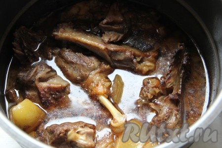 Тушить утку под крышкой 1-1,5 часа (до мягкости мяса). 