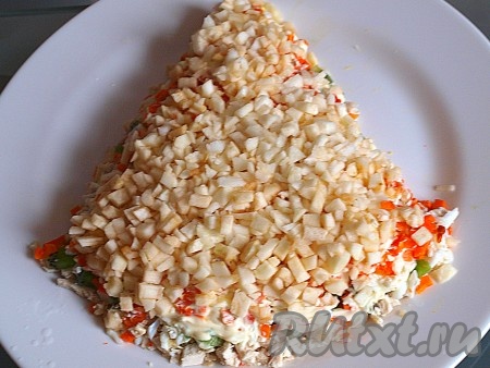 Яблоко, очищенное от кожуры, режем кубиками и взбрызгиваем лимонным соком, чтобы яблоко не потемнело. На морковь наносим яблоки, смазываем майонезом.
