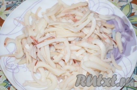 Для того чтобы сварить кальмара, его нужно опустить в кипящую воду и варить 2 минуты после закипания воды. Затем очистить от пленок и хорды. Отварного кальмара порезать мелкой соломкой.