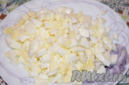 Яйца порезать кубиком.
