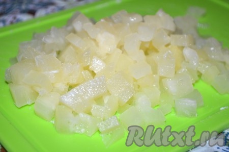 Ананасы порезать мелким кубиком.