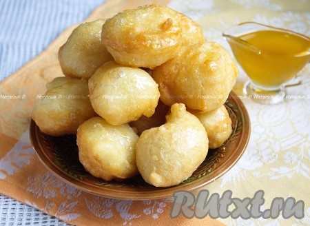 Очень вкусно отламывать кусочек пончика и обмакивать в сироп.