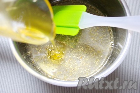 Для приготовления сиропа для подачи постных пончиков нужно в небольшую кастрюльку (или ковшик) всыпать сахар, залить его кипятком. Добавить лимонную цедру и сок, поставить на огонь и, помешивая, довести до полного растворения сахара. Сироп снять с огня, положить мёд, перемешать.