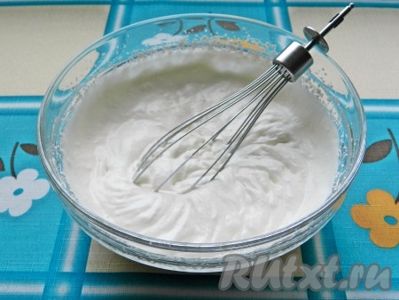 Сливки должны быть хорошо охлаждёнными (то есть из холодильника). Сливки взбить с 1 чайной ложкой сахара с помощью миксера до устойчивых пиков. Как правило, качественные сливки жирностью от 33% взбиваются без проблем.
