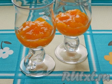 Разложить хурму по высоким прозрачным бокалам. Если у вас хурма не очень сладкая, присыпьте хурму в каждом бокале 1/4 чайной ложкой сахара. Я не посыпала, так как хурма была очень сладкой. 