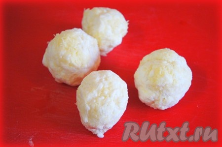 Сначала приготовим сырную начинку. Для этого сыр необходимо натереть на тёрке, перемешать. Разделить сырную массу на 8 равных частей и каждую часть скатать в шар.
