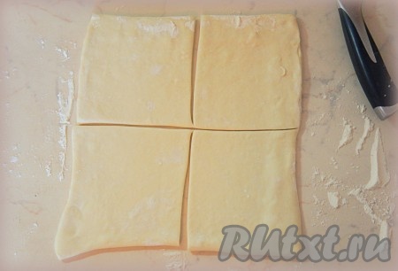 Рабочую поверхность присыпать мукой, выложить половину слоеного теста (я использовала готовые квадратные пласты теста). Разрезать тесто на 4 равных квадрата (см. фото).
