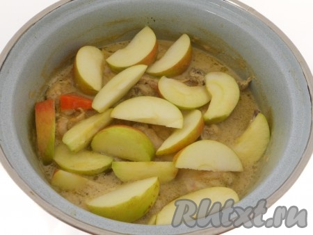 Тушить курицу на среднем огне 30 минут. После этого добавить порезанные на 4-6 долек яблоки, удалив сердцевину. Тушить далее до готовности (минут 20-25). В конце можно добавить немного чеснока.