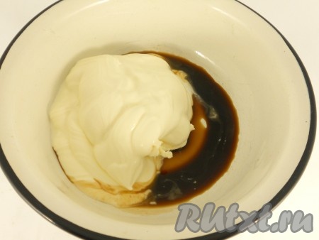 К сметане добавить соевый соус. Хорошо перемешать.