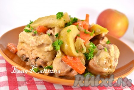 Курица, тушеная с яблоками