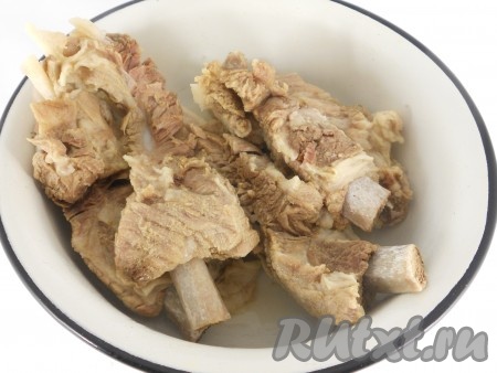 Ребра свиные помыть, поместить в кастрюлю и отварить в подсоленной воде до готовности (1-1,5 часа). Вынуть ребра из кастрюли, дать остыть.