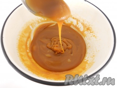 Дать массе остыть и поставить в морозилку на 10-15 минут. Соус загустеет, станет консистенции крема.
