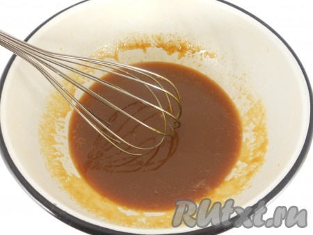 Сразу же влить струйкой сливки, также интенсивно мешая венчиком.&nbsp;Масса должна получиться гладкой и однородной.