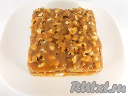 Сверху десерт из печенья обильно посыпать измельченными орешками и полить карамельным соусом.
