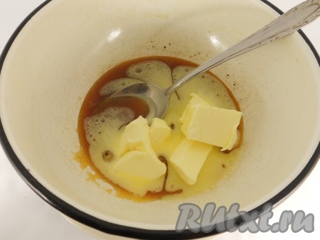 Прежде всего нужно приготовить карамельный соус. В миску или сотейник всыпать 1/3 сахара, поставить на средний огонь. Постоянно помешивая, дать сахару раствориться, затем в 2 захода всыпать оставшийся сахар. Мешать до полного растворения сахара. Получится карамель коричневого цвета. Продолжая мешать карамель ложкой, добавить сливочное масло.
