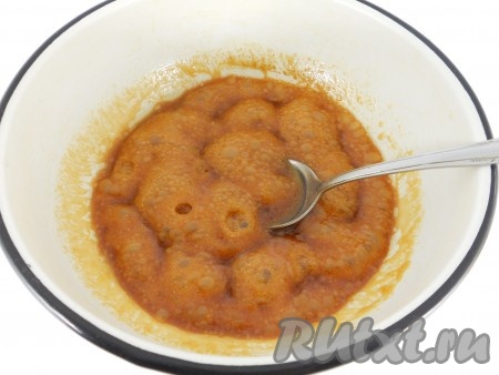 Вначале карамель с маслом не будут "дружить", но следует кипятить на маленьком огне до тех пор, пока масса не приобретет однородность и сверху появится "шапочка".
