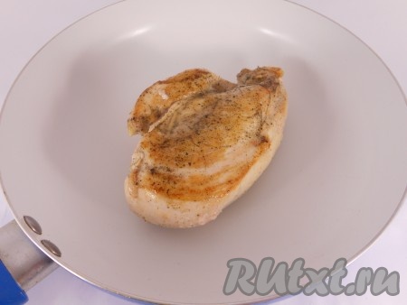 Обжаривать куриное филе на сковороде с разогретым оливковым маслом по 5 минут с каждой стороны. После обжаривания посолить. После этого поместить филе в форму или на противень (смазывать маслом противень не нужно) и отправить в разогретую до 180 градусов духовку на 10 минут.
