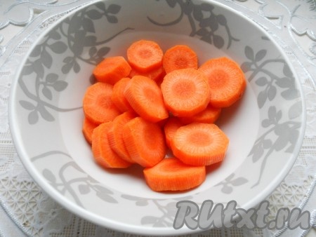 Для приготовления гарнира морковь очистить и порезать кружочками, толщиной 0,5-1 см.
