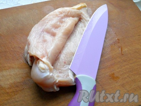 Филе куриное разрезать вдоль не до конца, чтобы получился кармашек.