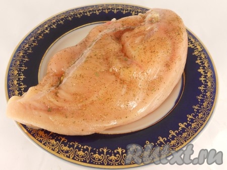 Закрепить зубочистками края филе. Сверху также куриное филе хорошо посыпать итальянскими травами.