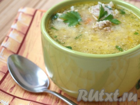 Содержимое сковороды перелить в кастрюлю, добавить воды до 1,5 литра и выложить в суп фрикадельки. Варить на медленном огне 30 минут. За это время приготовить заправку: взбить желтки и добавить к ним лимонный сок. Затем отдельно взбить белки и осторожно соединить их с желтками. Добавить муку и размешать, чтобы не было комочков. Чтобы избежать сворачивания яиц, взять немного бульона и влить в яичную смесь, хорошо размешать, а затем вылить заправку в кастрюлю. Аккуратно перемешать суп, посолить и подержать его на огне 3 минуты. Выключить и дать настояться.
