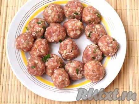 Сформировать фрикадельки размером с грецкий орех.
