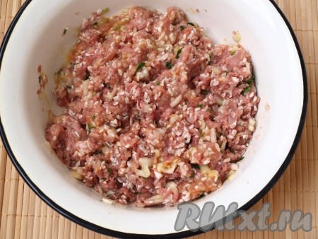 Мясной фарш смешать с порезанным луком, рисом, одним яйцом, солью, перцем, добавить порезанную петрушку и несколько ложек воды.
