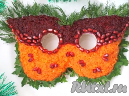 Оформить маску зеленью укропа и петрушки.
