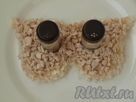 Нарезать мелко запечённую куриную грудку. Рис смазать майонезом и выложить курицу.