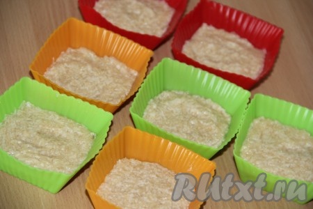 Разложить смесь по силиконовым формочкам и разровнять, у меня из этого количества получилось 7 порций. Духовку заранее разогреть.