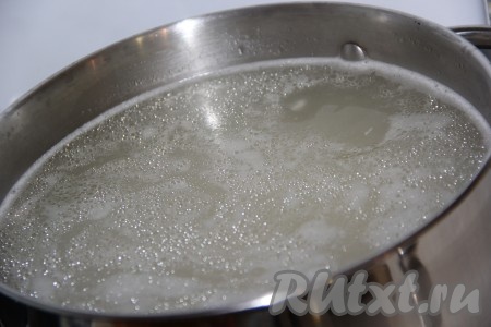  Кастрюлю с бульоном вернуть на огонь, добавить картофель.