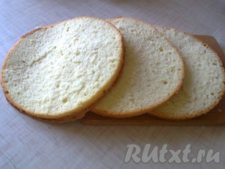 Затем надо смешать сметанный и белковый крем. Бисквитный корж разрезать на 3 части.