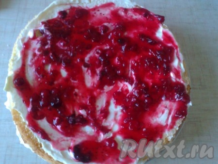 Пропитать коржи сиропом, промазать клюквой и кремом.