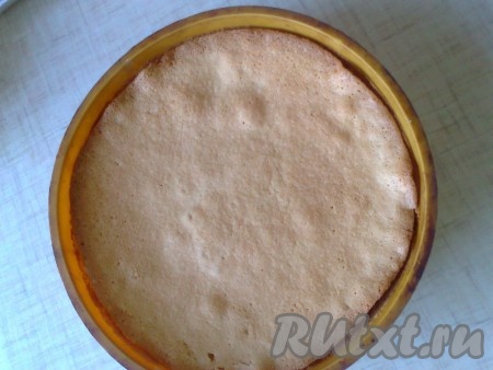 Тесто выливаем в форму, разравниваем и прокручиваем форму вокруг своей оси, чтобы в тесте образовалась небольшая воронка, тогда на готовом бисквите не будет шапочки. Отправляем форму с тестом в разогретую духовку. Выпекаем бисквит при температуре 160-180 градусов (зависит от вашей духовки) 45-60 минут (я выпекала 45 минут при 180 градусах).
