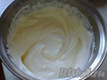 Белки, соль и сахар выливаем в миску и ставим на водяную баню, взбиваем миксером 5 минут до плотных пиков, пока не растворится сахар. Снимаем с бани, продолжаем взбивать до остывания крема, еще 5 минут. Для более быстрого остывания можно поставить посуду с кремом в таз с холодной водой. Отдельно взбиваем масло до кремообразного состояния. Во взбитые белки добавляем понемногу взбитое масло, взбивая миксером. Масса должна увеличиться в 1,5-2 раза. Взбиваем крем, пока он не начнет блестеть.