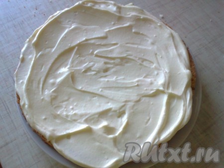 Пропитать коржи сиропом, промазать клюквой и кремом. 