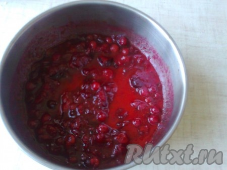 2 горсти клюквы помять и проварить с 2 столовыми ложками сахара.
