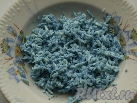 Краснокочаную капусту перекрутить в комбайне, если в ней мало сока, то добавить пару столовых ложек воды. Отцедить полученную жидкость и полить ею натёртые белки. Они окрасятся в голубой цвет.