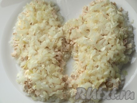 Лук измельчить, ошпарить кипятком и промыть холодной водой, если лук не горький, то можно этого не делать. Выложить лук поверх филе.