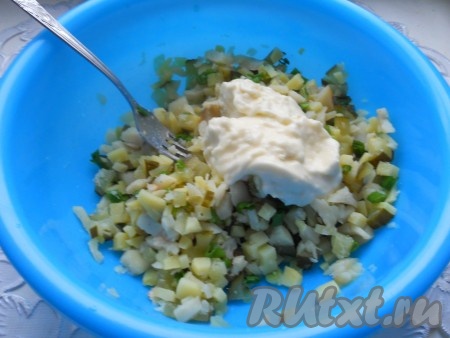 Салат посолить и поперчить, заправить смесью из майонеза и хрена.