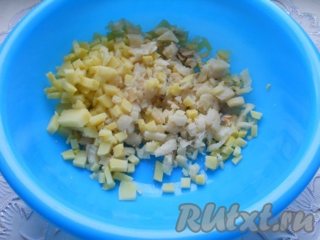 Филе отварной рыбы порезать мелкими кусочками. Картофель отварить в кожуре, остудить, очистить и нарезать небольшими кубиками.