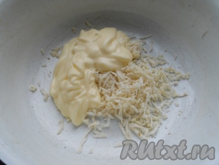 В отдельной мисочке смешать майонез и тертый хрен.