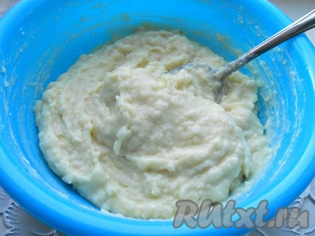 Замесить однородное тесто, похожее на густую сметану, как на фото (возможно, муки может понадобиться больше или меньше).