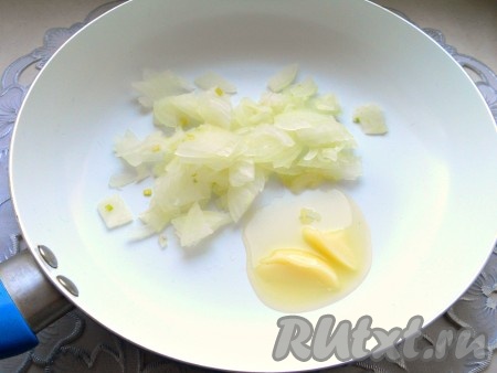 Пока варится картошка, нужно в сковороду поместить лук и 15 грамм куриного жира (или влить 2 столовых ложки растительного масла).