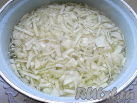 Когда картофель будет отварен до полуготовности, добавить в кастрюлю капусту, дать закипеть и варить дальше на слабом огне до готовности картошки (ещё минут 10-15).