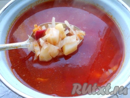 Далее добавить в кастрюлю морковь с луком, а затем выложить свеклу, перемешать. Поперчить, досолить, если понадобится. Довести борщ до кипения и варить его на небольшом огне 5 минут. Затем убрать с огня и оставить борщ под закрытой крышкой ещё на 20 минут.