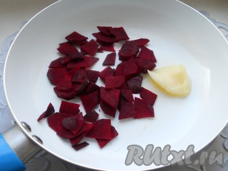 В другую сковороду поместить оставшийся куриный жир (или влить 2 столовых ложки растительного масла), добавить свеклу.