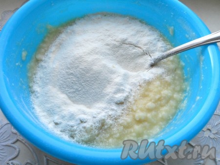 После этого частями всыпать оставшуюся муку, каждый раз тщательно вмешивая её в тесто для галушек.