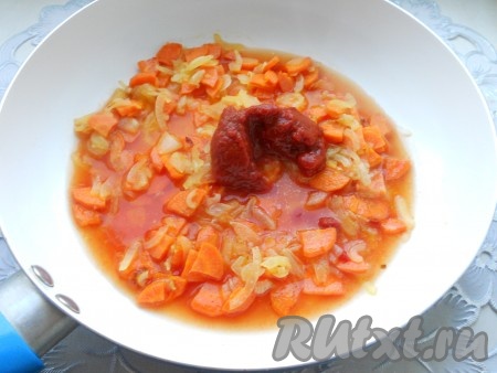 Обжарить лук на среднем огне, иногда помешивая, 3-4 минуты (до прозрачности), после чего добавить морковь. Жарить овощи вместе 3-4 минуты, периодически перемешивая. Затем влить немного бульона из кастрюли и добавить 2 столовых ложки томатной пасты, перемешать, дать закипеть и тушить на небольшом огне до мягкости моркови, периодически перемешивая.